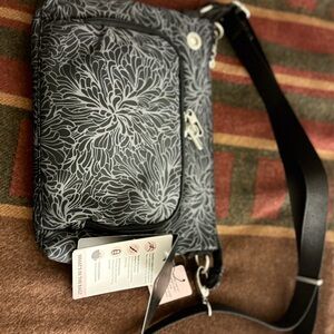 Baggallini Cross Body Black and Gray women’s Bag